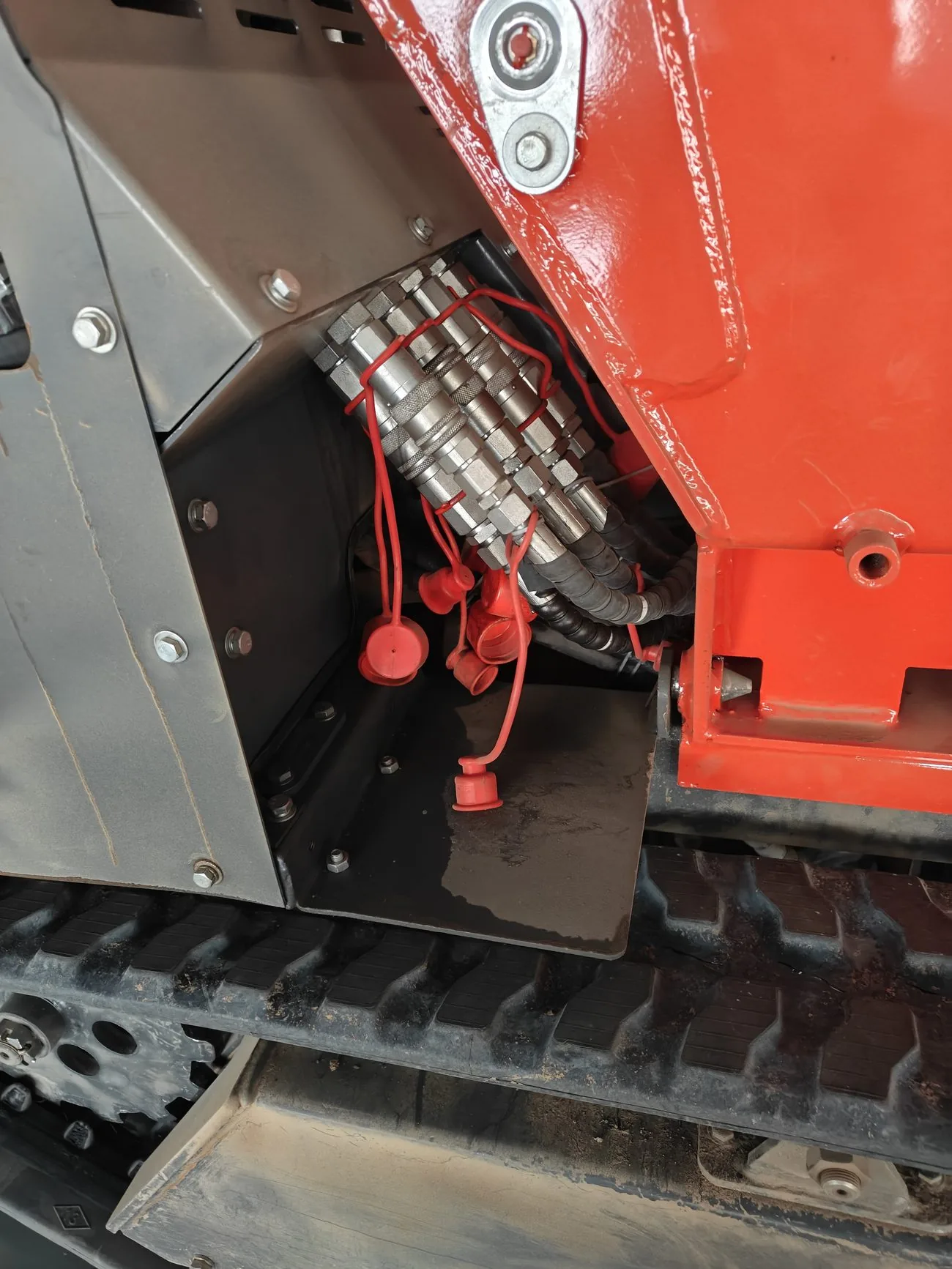 C1200 auxiliary hydraulic connections for powered attachments