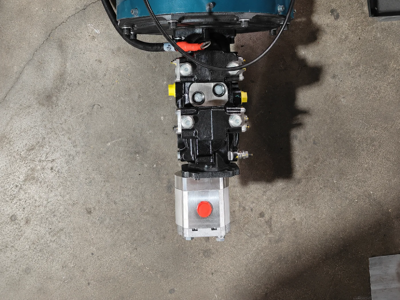V1000 hydraulic pump and closed-loop drive component detail