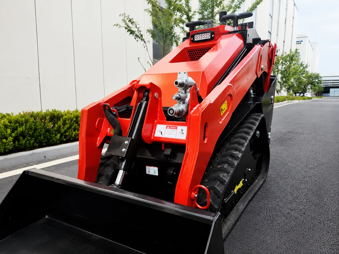V1000 front loader quick attach and hydraulic connector area